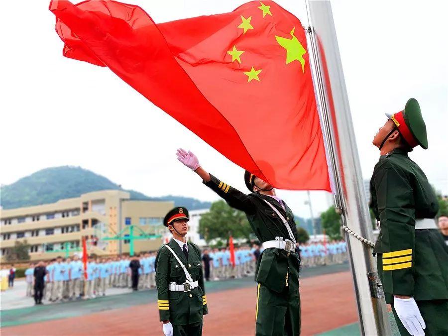 女主被家人抹除了记忆却记得一些主角的习惯，比如习惯性的带很多食物，是什么小说？游戏画面
